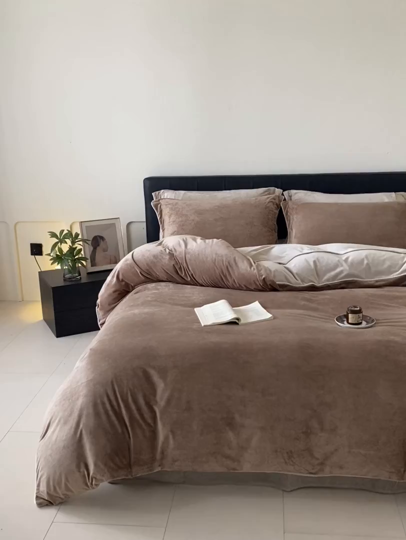 91家纺网 家纺一手货源 找家纺 ONE TWO ONE 121 【婴儿绒四件套】2025新款毛毯被子四件套单件床单被套床笠珊瑚绒牛奶绒冬被法兰绒兔毛绒滚绳款 双拼款-棕咖米咖