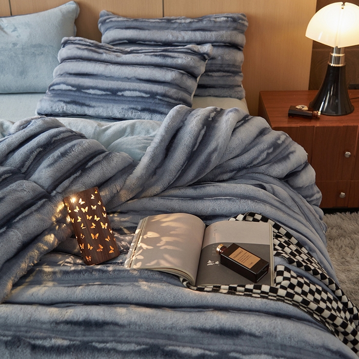 91家纺网 家纺一手货源 找家纺 眠博士 2025新款兔兔牛奶绒加厚保暖四件套 兔兔绒-条条蓝