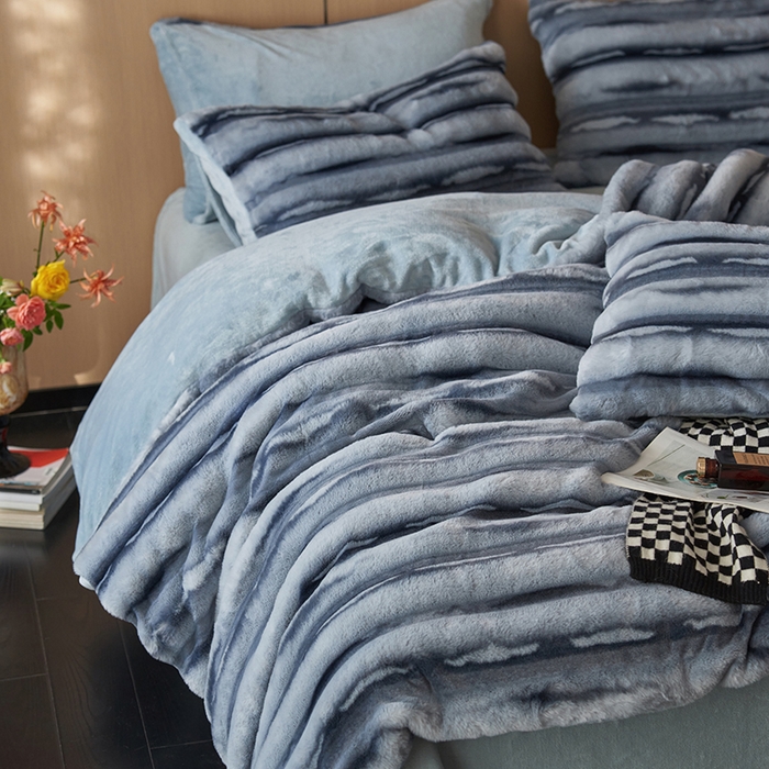 91家纺网 家纺一手货源 找家纺 眠博士 2025新款兔兔牛奶绒加厚保暖四件套 兔兔绒-条条蓝