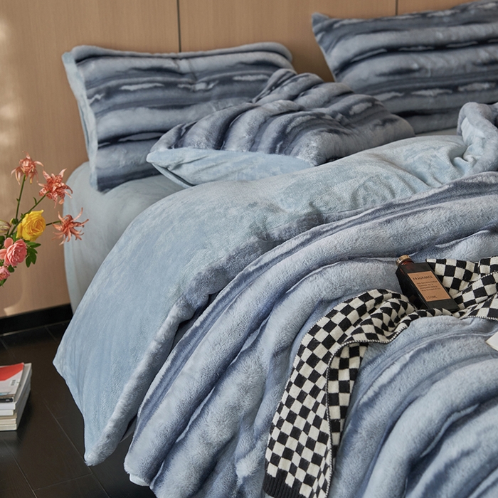 91家纺网 家纺一手货源 找家纺 眠博士 2025新款兔兔牛奶绒加厚保暖四件套 兔兔绒-条条蓝