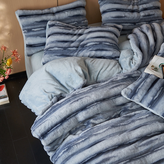 91家纺网 家纺一手货源 找家纺 眠博士 2025新款兔兔牛奶绒加厚保暖四件套 兔兔绒-条条蓝