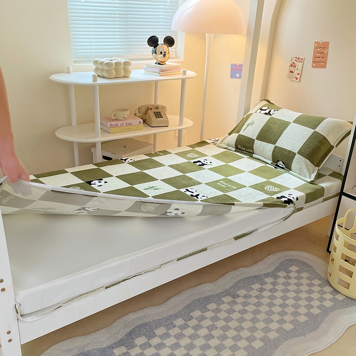 91家纺网 家纺一手货源 找家纺 锦润家纺 2025新款亲肤舒适牛奶绒三件套学生三件套上下铺三件套宿舍三件套 休闲熊猫