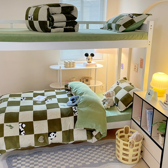 91家纺网 家纺一手货源 找家纺 锦润家纺 2025新款亲肤舒适牛奶绒三件套学生三件套上下铺三件套宿舍三件套 休闲熊猫