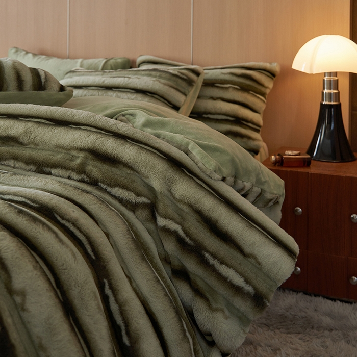 91家纺网 家纺一手货源 找家纺 眠博士 2025新款兔兔牛奶绒加厚保暖四件套 兔兔绒-条条绿