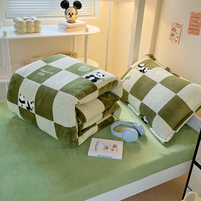 91家纺网 家纺一手货源 找家纺 锦润家纺 2025新款亲肤舒适牛奶绒三件套学生三件套上下铺三件套宿舍三件套 休闲熊猫