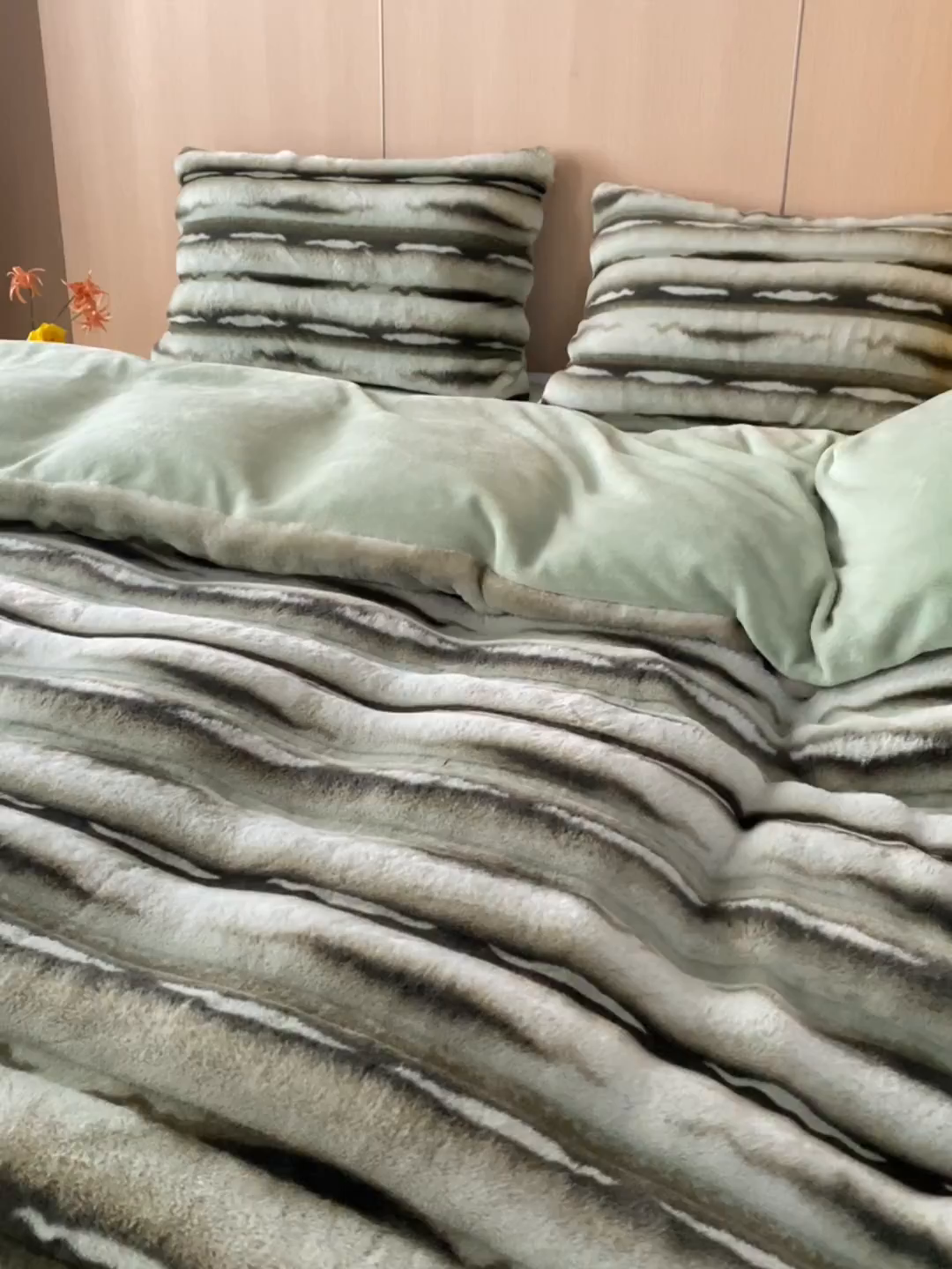 91家纺网 家纺一手货源 找家纺 眠博士 2025新款兔兔牛奶绒加厚保暖四件套 兔兔绒-条条绿