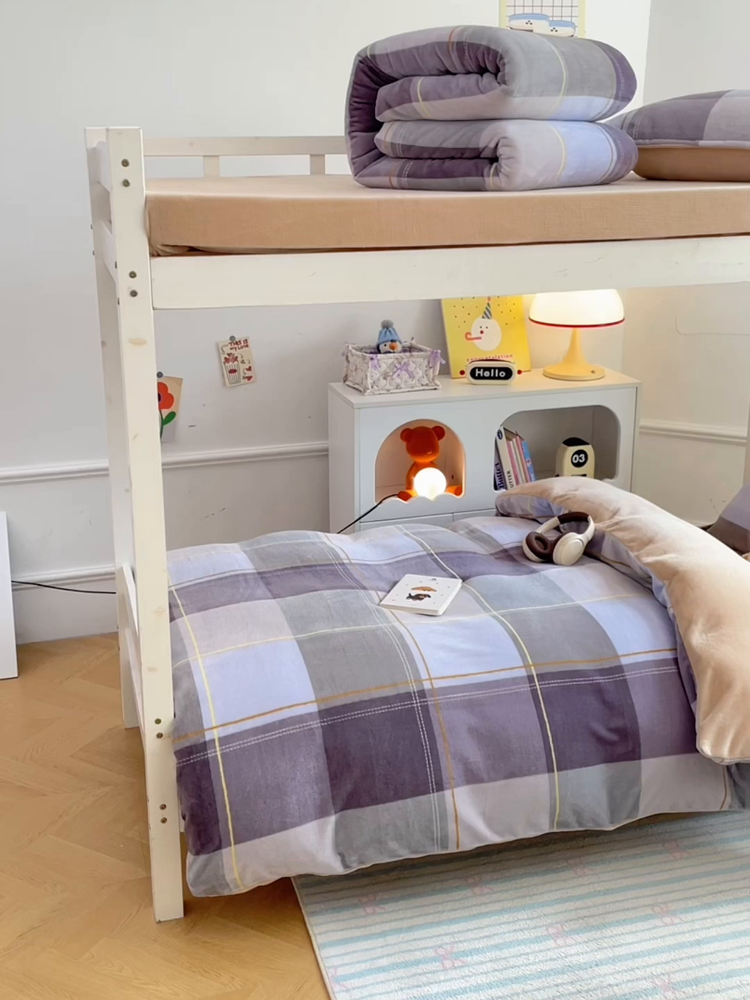 91家纺网 家纺一手货源 找家纺 锦润家纺 2025新款亲肤舒适牛奶绒三件套学生三件套上下铺三件套宿舍三件套 英伦风尚