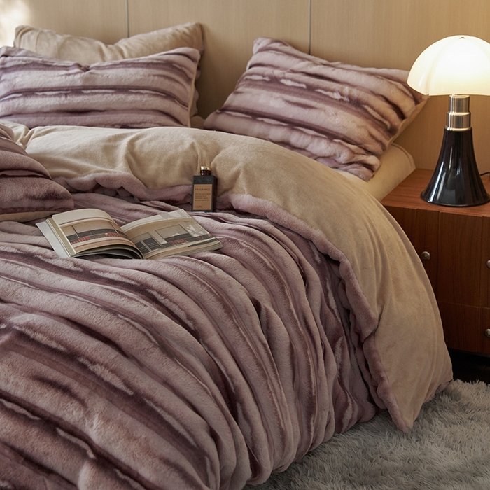 91家纺网 家纺一手货源 找家纺 眠博士 2025新款兔兔牛奶绒加厚保暖四件套 兔兔绒-条条紫咖