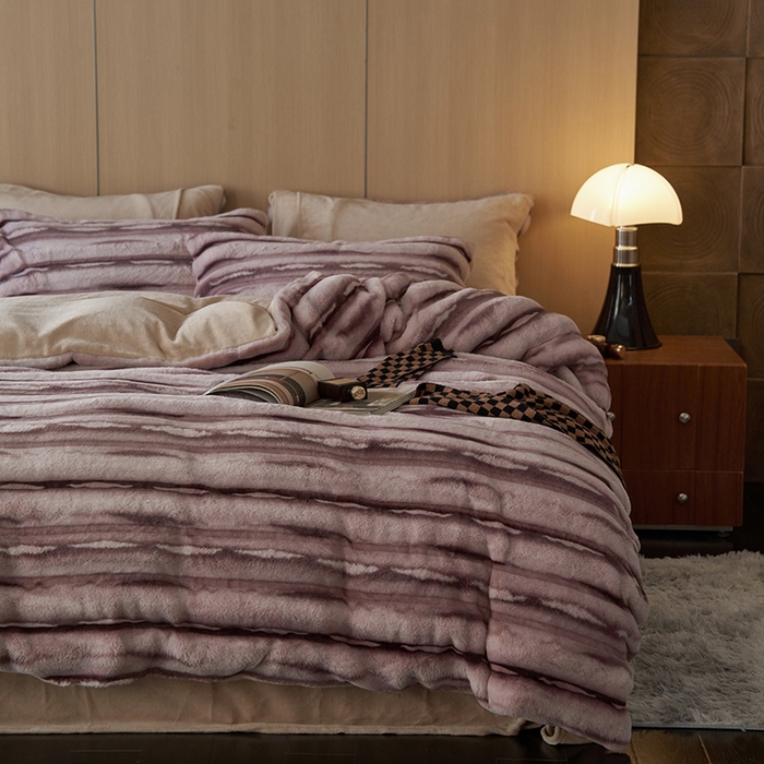 91家纺网 家纺一手货源 找家纺 眠博士 2025新款兔兔牛奶绒加厚保暖四件套 兔兔绒-条条紫咖