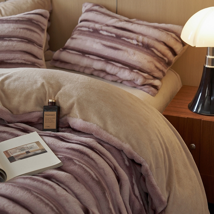 91家纺网 家纺一手货源 找家纺 眠博士 2025新款兔兔牛奶绒加厚保暖四件套 兔兔绒-条条紫咖