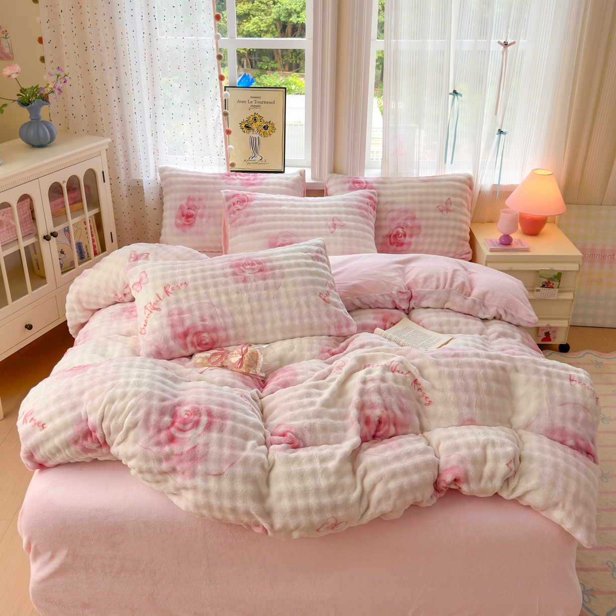 91家纺网 家纺一手货源 找家纺 德比尔斯 2025新款泡泡牛奶绒四件套 山茶花香