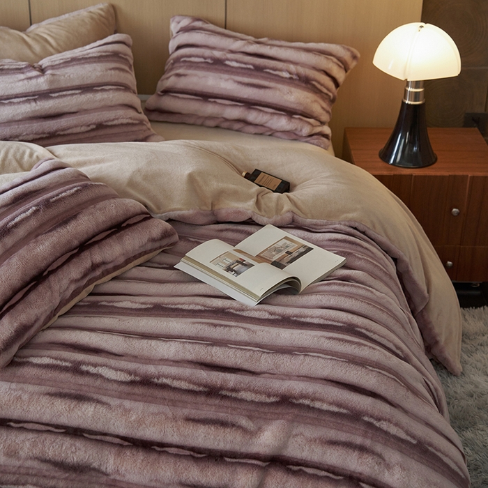 91家纺网 家纺一手货源 找家纺 眠博士 2025新款兔兔牛奶绒加厚保暖四件套 兔兔绒-条条紫咖