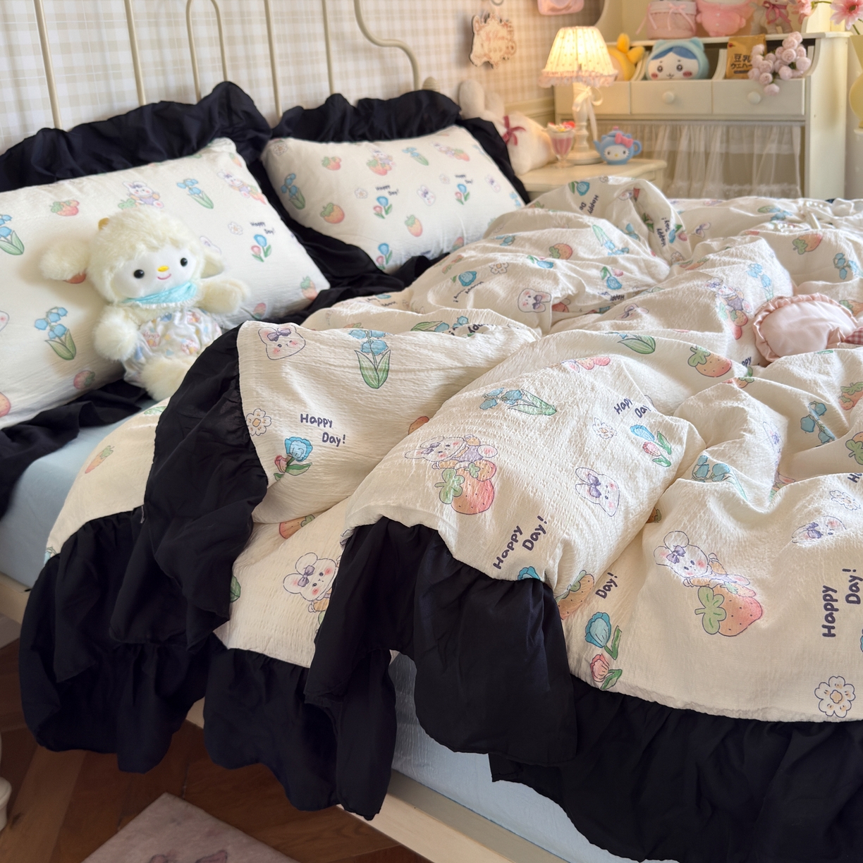 91家纺网 家纺一手货源 找家纺 优卡迪家纺馆 2025新款皱皱棉双层纱黑花边四件套 草莓乐园