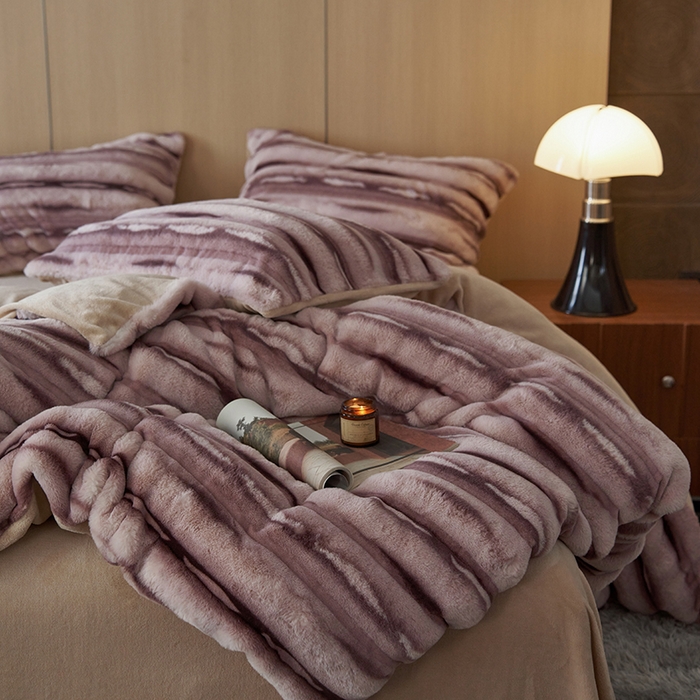 91家纺网 家纺一手货源 找家纺 眠博士 2025新款兔兔牛奶绒加厚保暖四件套 兔兔绒-条条紫咖