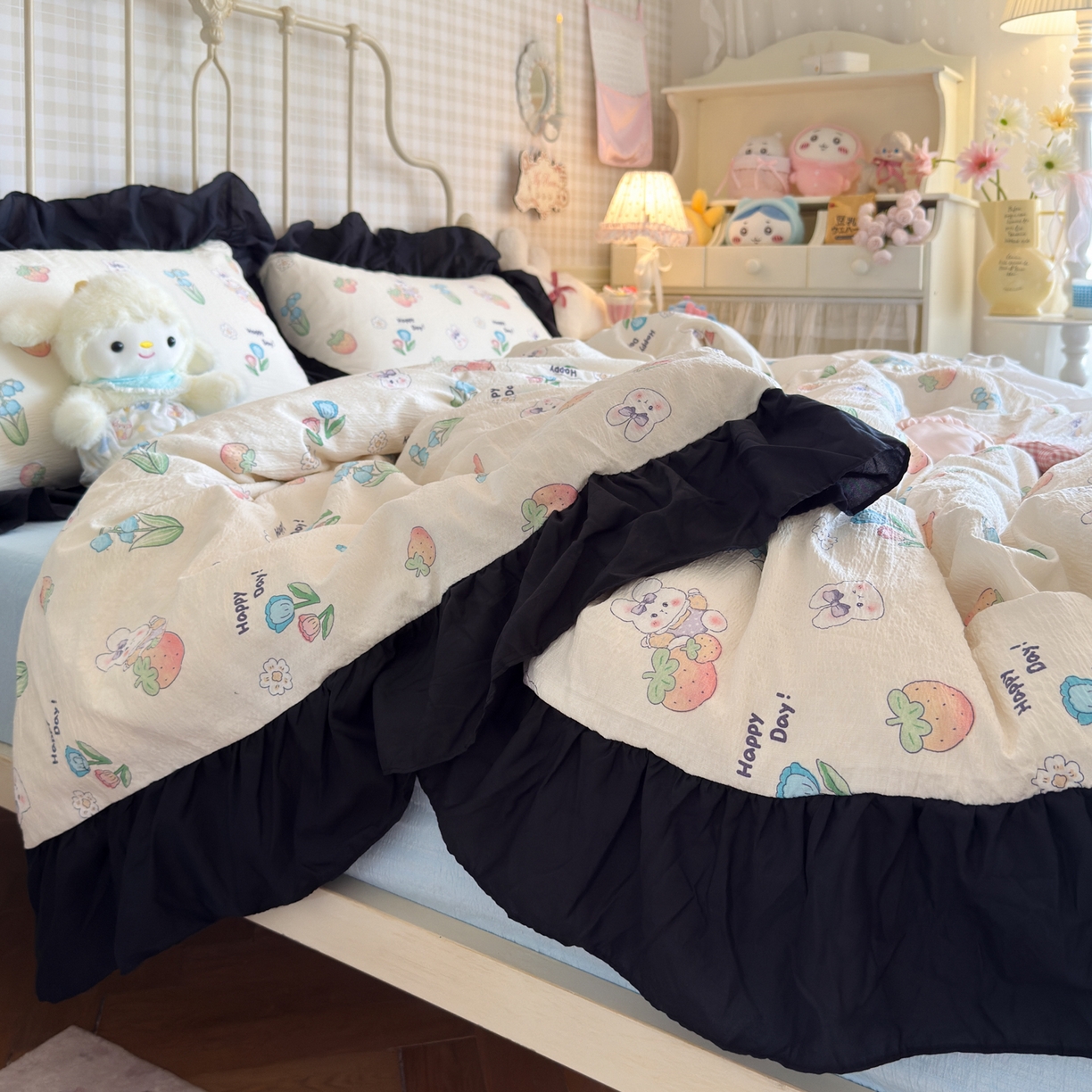 91家纺网 家纺一手货源 找家纺 优卡迪家纺馆 2025新款皱皱棉双层纱黑花边四件套 草莓乐园