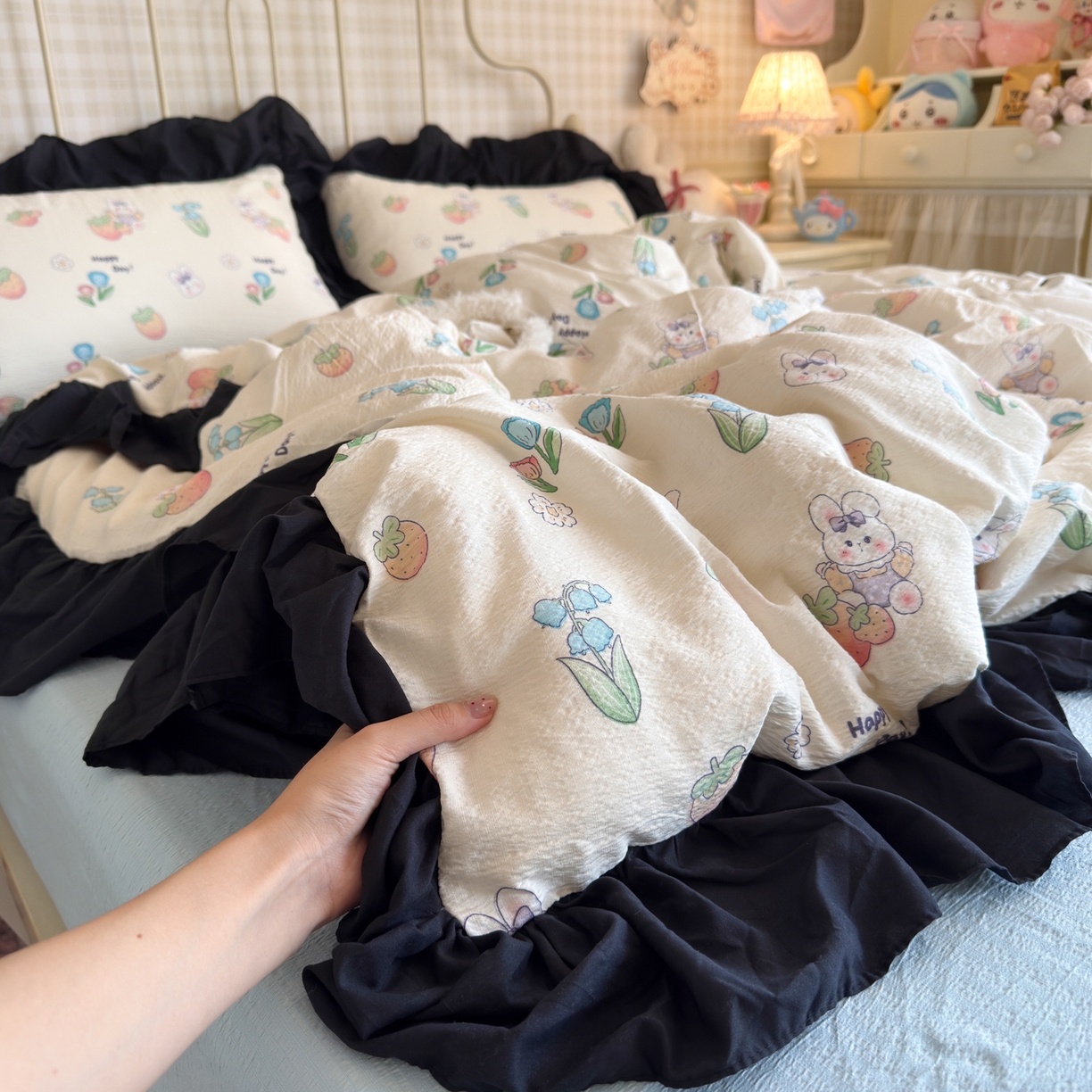 91家纺网 家纺一手货源 找家纺 优卡迪家纺馆 2025新款皱皱棉双层纱黑花边四件套 草莓乐园