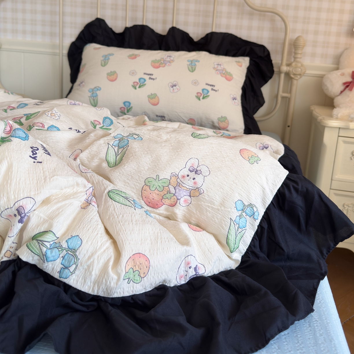 91家纺网 家纺一手货源 找家纺 优卡迪家纺馆 2025新款皱皱棉双层纱黑花边四件套 草莓乐园