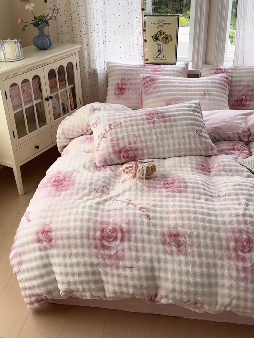 91家纺网 家纺一手货源 找家纺 德比尔斯 2025新款泡泡牛奶绒四件套 山茶花香