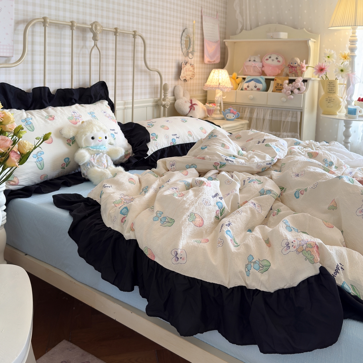 91家纺网 家纺一手货源 找家纺 优卡迪家纺馆 2025新款皱皱棉双层纱黑花边四件套 草莓乐园