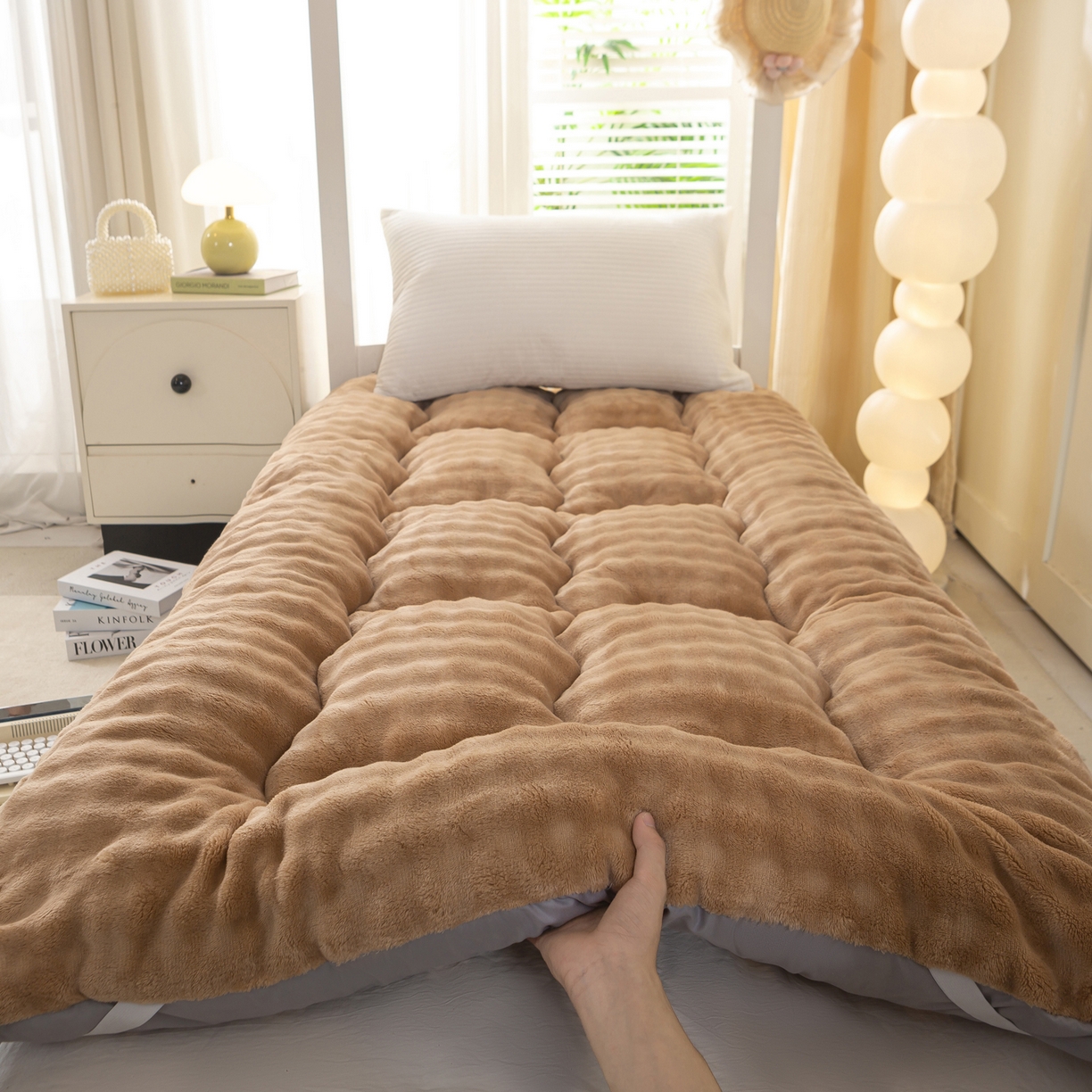 91家纺网 家纺一手货源 找家纺 （总）蕾诺家纺 2025新款高克重牛奶兔毛绒学生通用保暖床垫