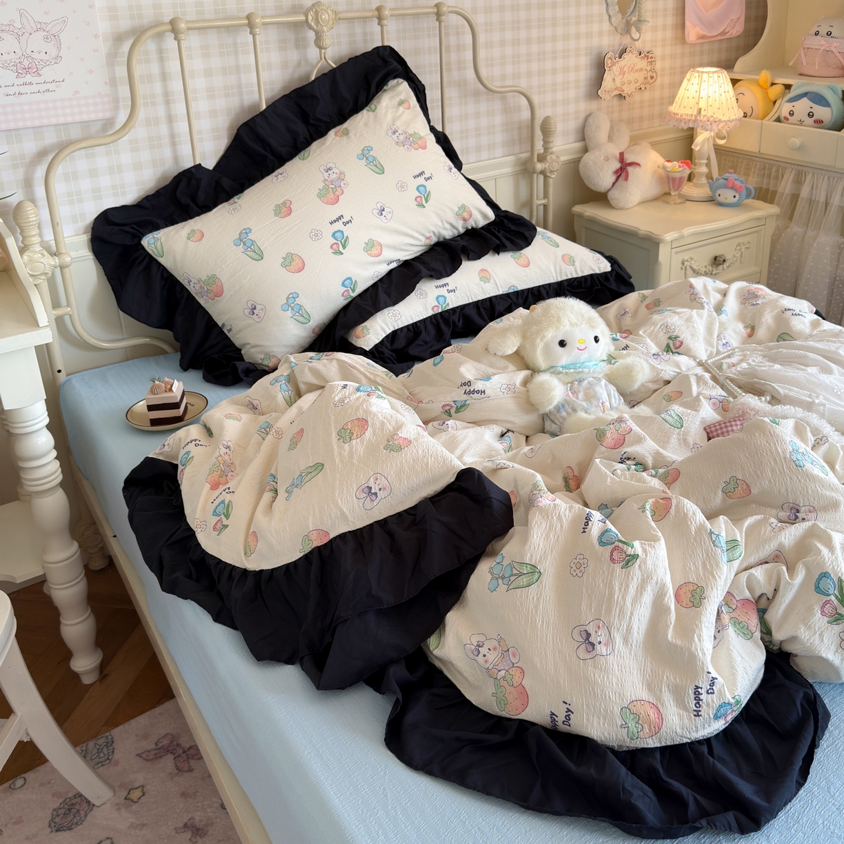 91家纺网 家纺一手货源 找家纺 优卡迪家纺馆 2025新款皱皱棉双层纱黑花边四件套 草莓乐园