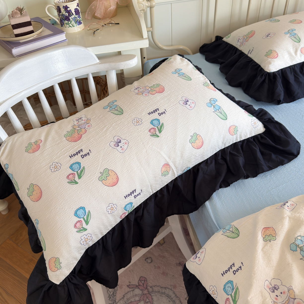 91家纺网 家纺一手货源 找家纺 优卡迪家纺馆 2025新款皱皱棉双层纱黑花边四件套 草莓乐园