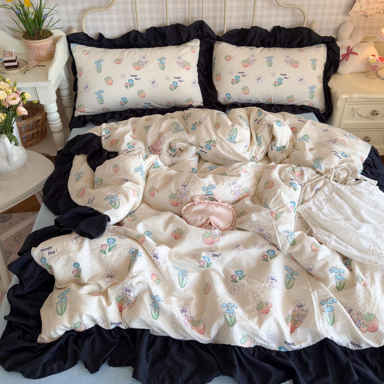 91家纺网 家纺一手货源 找家纺 优卡迪家纺馆 2025新款皱皱棉双层纱黑花边四件套 草莓乐园