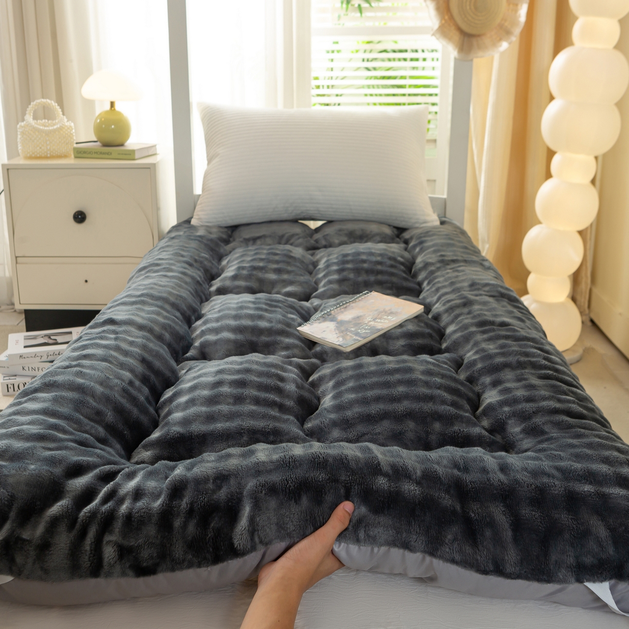 91家纺网 家纺一手货源 找家纺 蕾诺家纺 2025新款高克重牛奶兔毛绒学生通用保暖床垫 墨灰