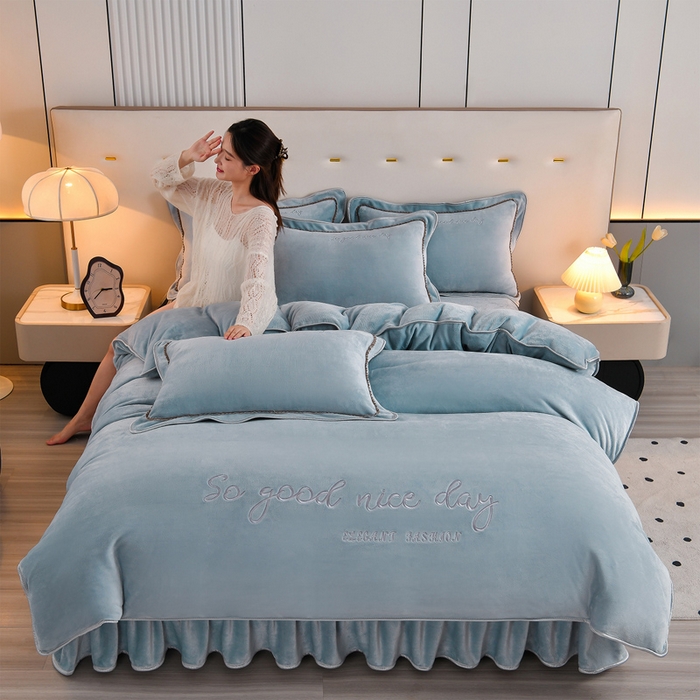 91家纺网 家纺一手货源 找家纺 居尚家纺 2025新款AB款加厚纯色牛奶绒绣花四件套浅蓝色