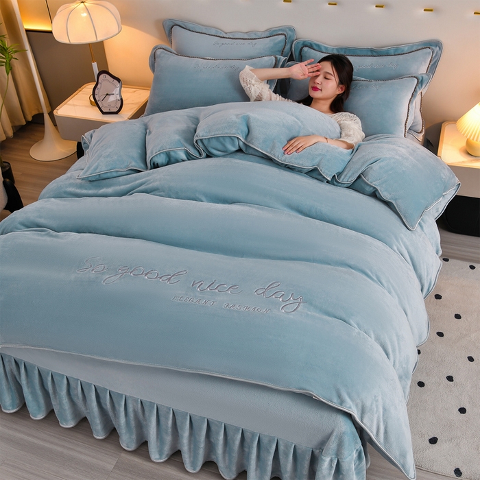 91家纺网 家纺一手货源 找家纺 居尚家纺 2025新款AB款加厚纯色牛奶绒绣花四件套浅蓝色