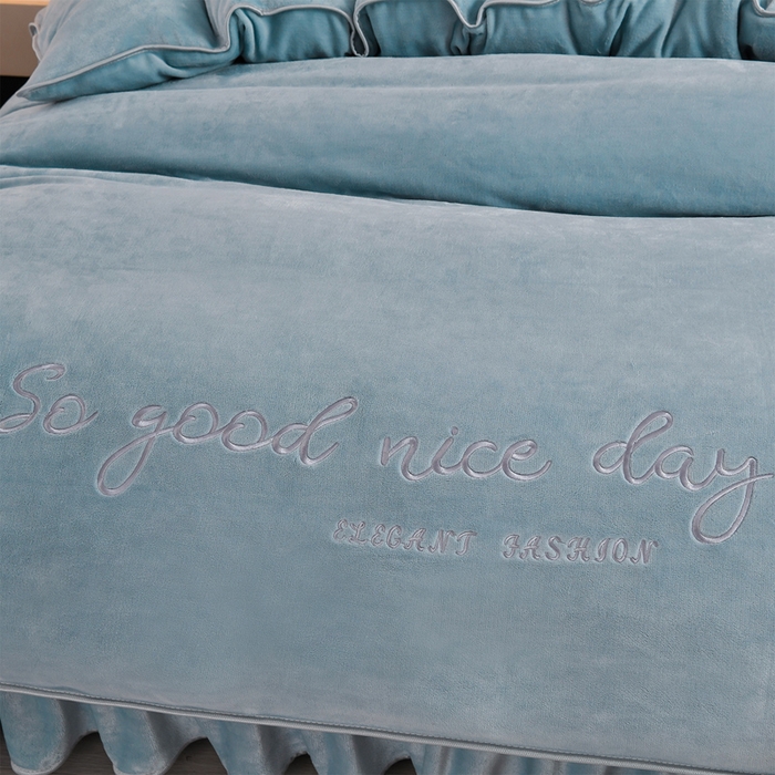 91家纺网 家纺一手货源 找家纺 居尚家纺 2025新款AB款加厚纯色牛奶绒绣花四件套浅蓝色