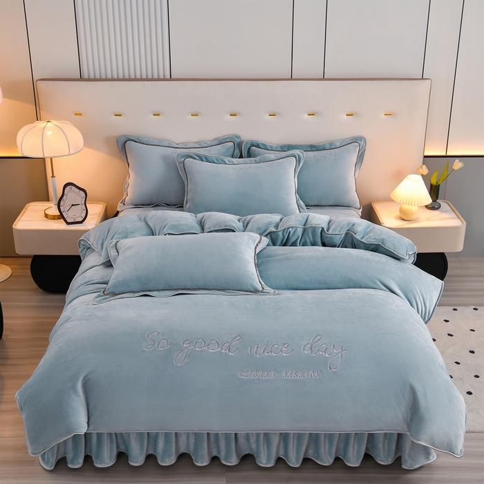 91家纺网 家纺一手货源 找家纺 居尚家纺 2025新款AB款加厚纯色牛奶绒绣花四件套浅蓝色