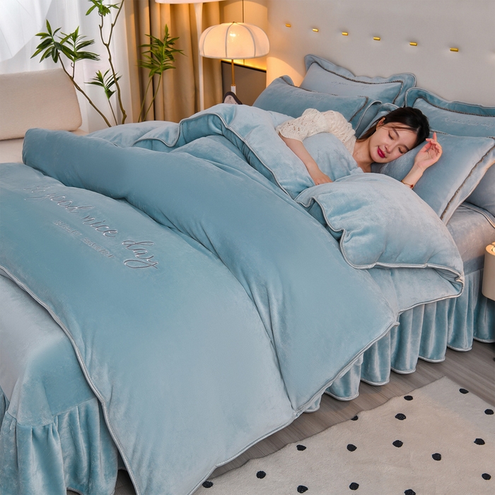 91家纺网 家纺一手货源 找家纺 居尚家纺 2025新款AB款加厚纯色牛奶绒绣花四件套浅蓝色