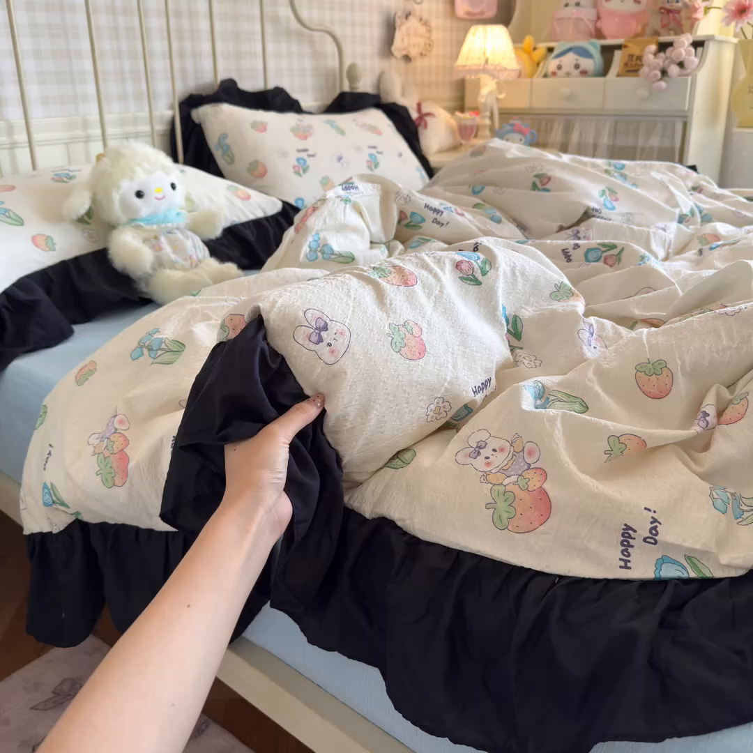 91家纺网 家纺一手货源 找家纺 优卡迪家纺馆 2025新款皱皱棉双层纱黑花边四件套 草莓乐园