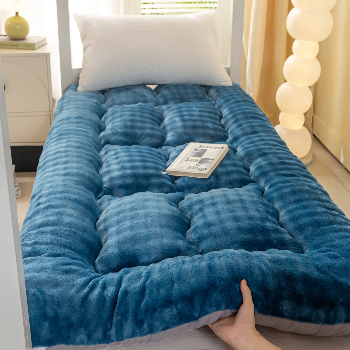 91家纺网 家纺一手货源 找家纺 蕾诺家纺 2025新款高克重牛奶兔毛绒学生通用保暖床垫 月光蓝