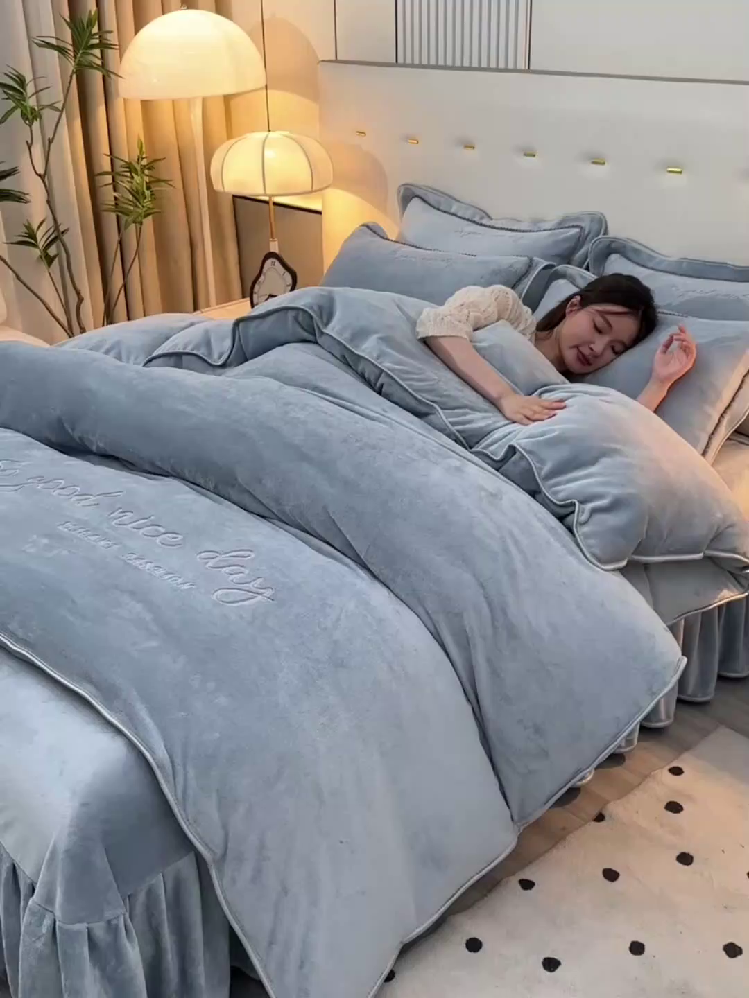 91家纺网 家纺一手货源 找家纺 居尚家纺 2025新款AB款加厚纯色牛奶绒绣花四件套浅蓝色