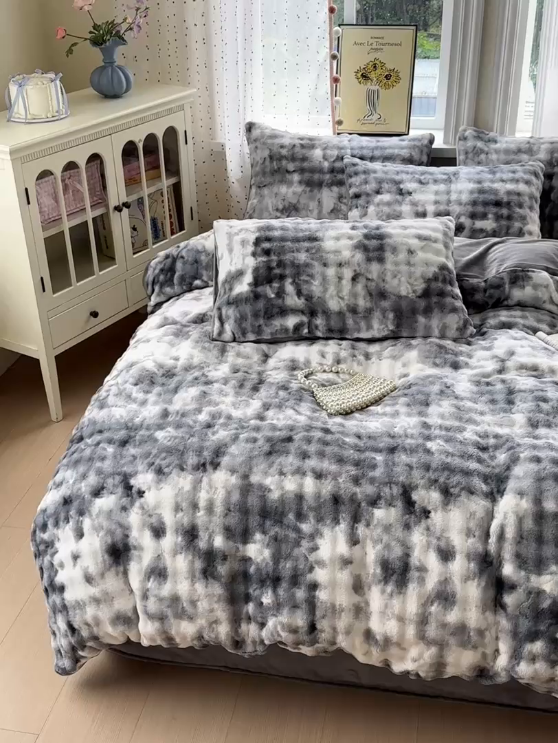 91家纺网 家纺一手货源 找家纺 德比尔斯 2025新款泡泡牛奶绒四件套 炫彩泡泡灰