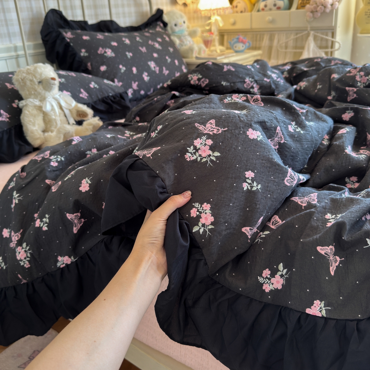 91家纺网 家纺一手货源 找家纺 优卡迪家纺馆 2025新款皱皱棉双层纱黑花边四件套 花与蝶