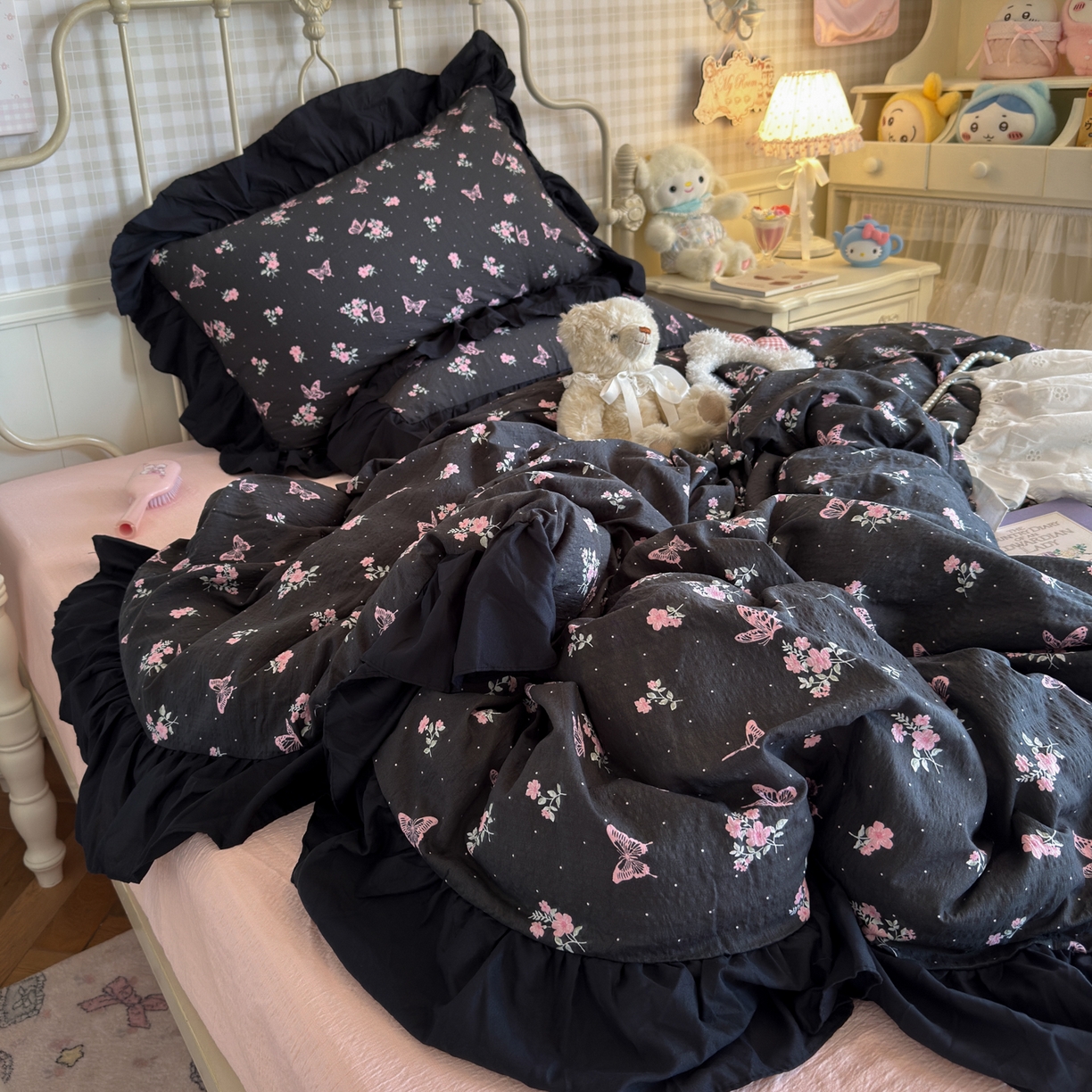 91家纺网 家纺一手货源 找家纺 优卡迪家纺馆 2025新款皱皱棉双层纱黑花边四件套 花与蝶