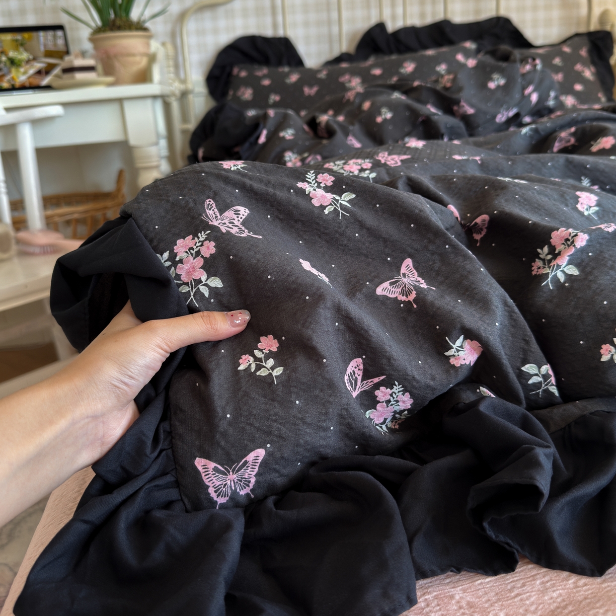 91家纺网 家纺一手货源 找家纺 优卡迪家纺馆 2025新款皱皱棉双层纱黑花边四件套 花与蝶