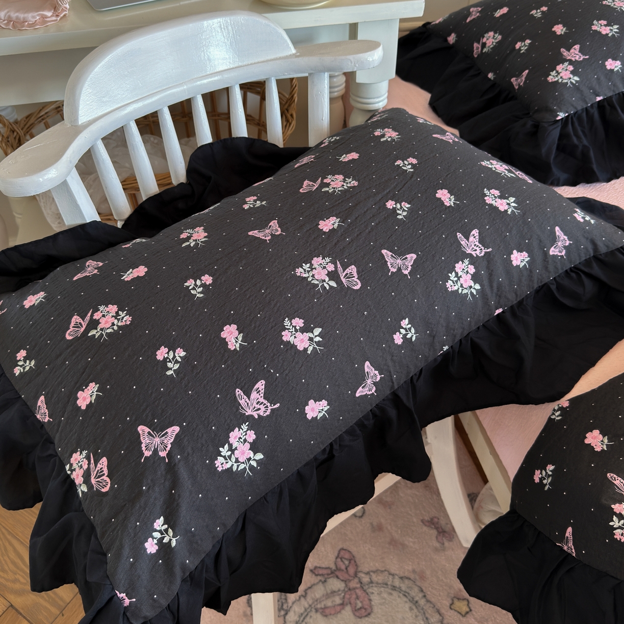 91家纺网 家纺一手货源 找家纺 优卡迪家纺馆 2025新款皱皱棉双层纱黑花边四件套 花与蝶