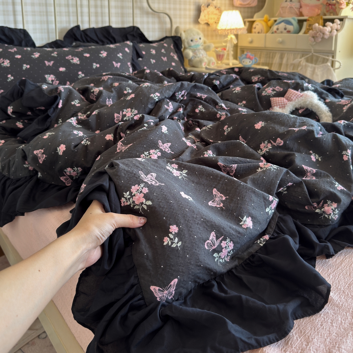 91家纺网 家纺一手货源 找家纺 优卡迪家纺馆 2025新款皱皱棉双层纱黑花边四件套 花与蝶