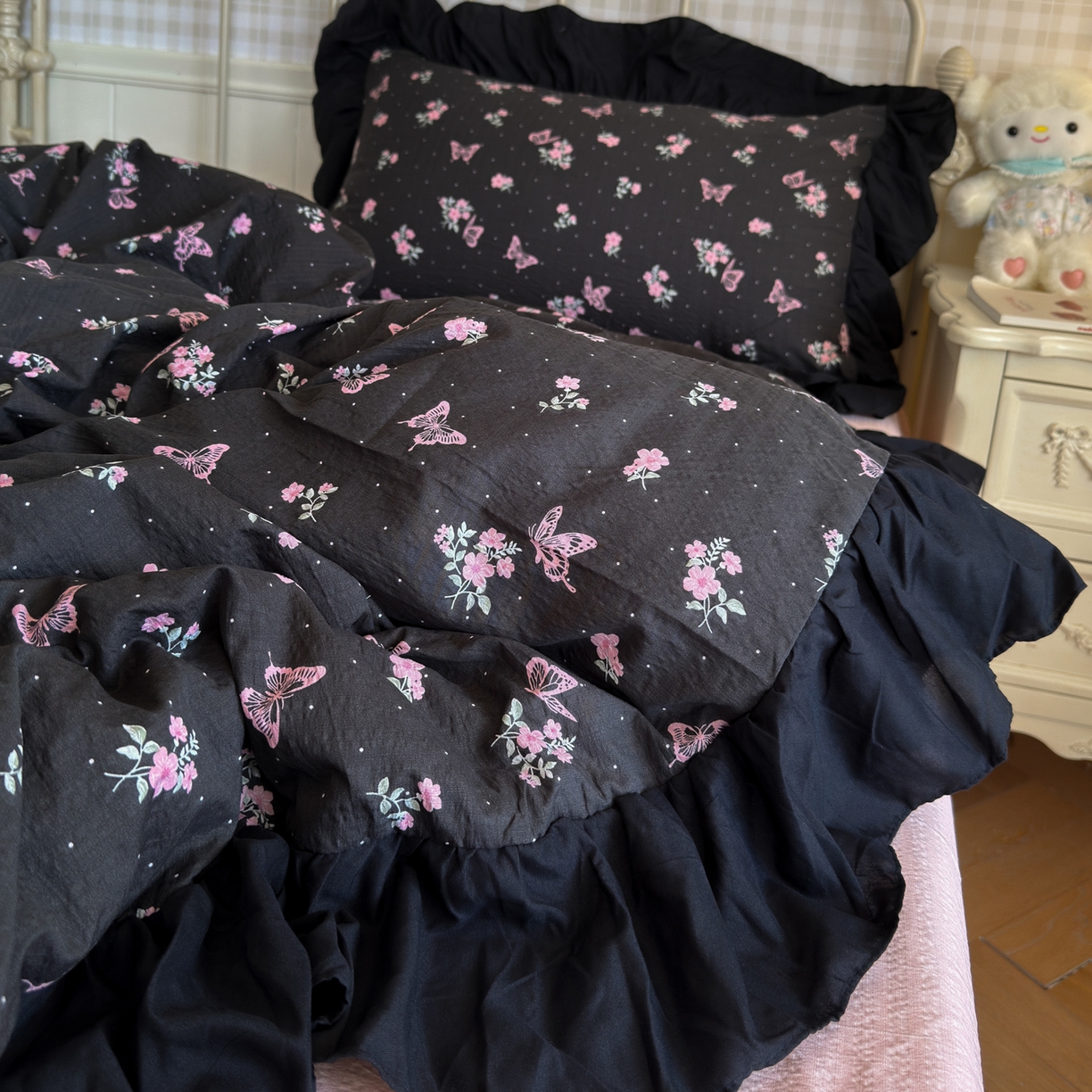 91家纺网 家纺一手货源 找家纺 优卡迪家纺馆 2025新款皱皱棉双层纱黑花边四件套 花与蝶