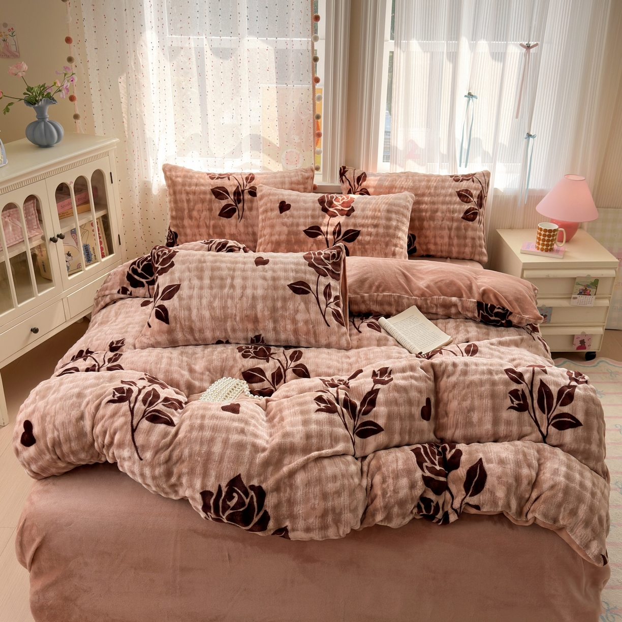 91家纺网 家纺一手货源 找家纺 德比尔斯 2025新款泡泡牛奶绒四件套 知意花蔓