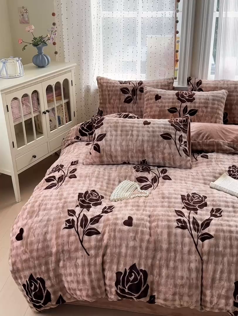 91家纺网 家纺一手货源 找家纺 德比尔斯 2025新款泡泡牛奶绒四件套 知意花蔓