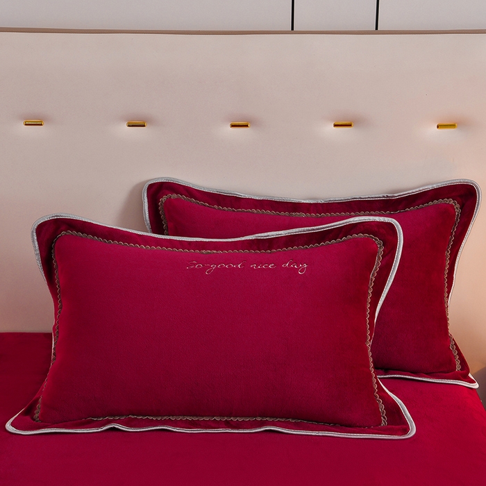 91家纺网 家纺一手货源 找家纺 居尚家纺 2025新款AB款加厚纯色牛奶绒绣花四件套枣红色