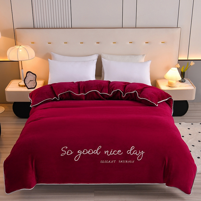 91家纺网 家纺一手货源 找家纺 居尚家纺 2025新款AB款加厚纯色牛奶绒绣花四件套枣红色