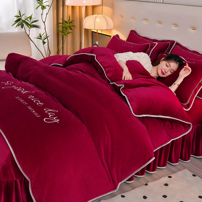 91家纺网 家纺一手货源 找家纺 居尚家纺 2025新款AB款加厚纯色牛奶绒绣花四件套枣红色