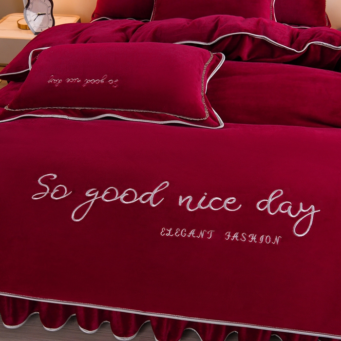 91家纺网 家纺一手货源 找家纺 居尚家纺 2025新款AB款加厚纯色牛奶绒绣花四件套枣红色