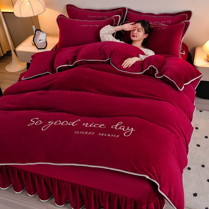 91家纺网 家纺一手货源 找家纺 居尚家纺 2025新款AB款加厚纯色牛奶绒绣花四件套枣红色